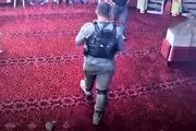 هتک حرمت به یک مسجد توسط نظامی صهیونیست + عکس 