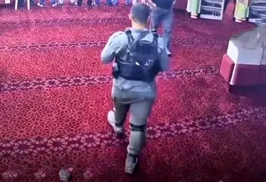 هتک حرمت به یک مسجد توسط نظامی صهیونیست + عکس 
