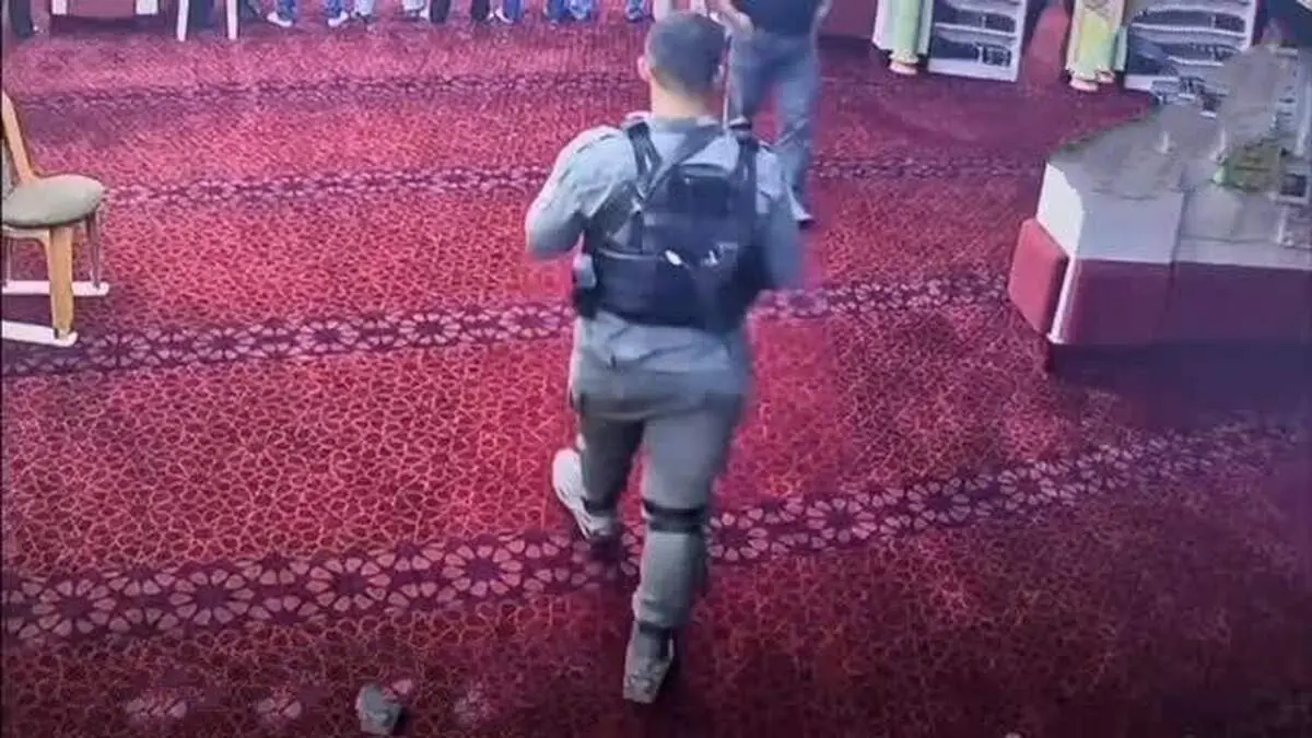 هتک حرمت به یک مسجد توسط نظامی صهیونیست + عکس 