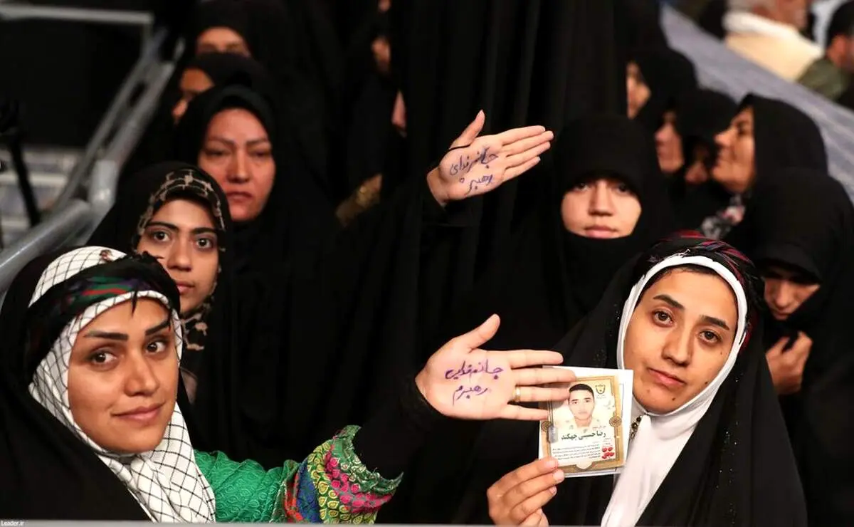 شعار جالب زنان در دیدار رهبری که بر روی کف دست خود نوشته بودند + ببینید 