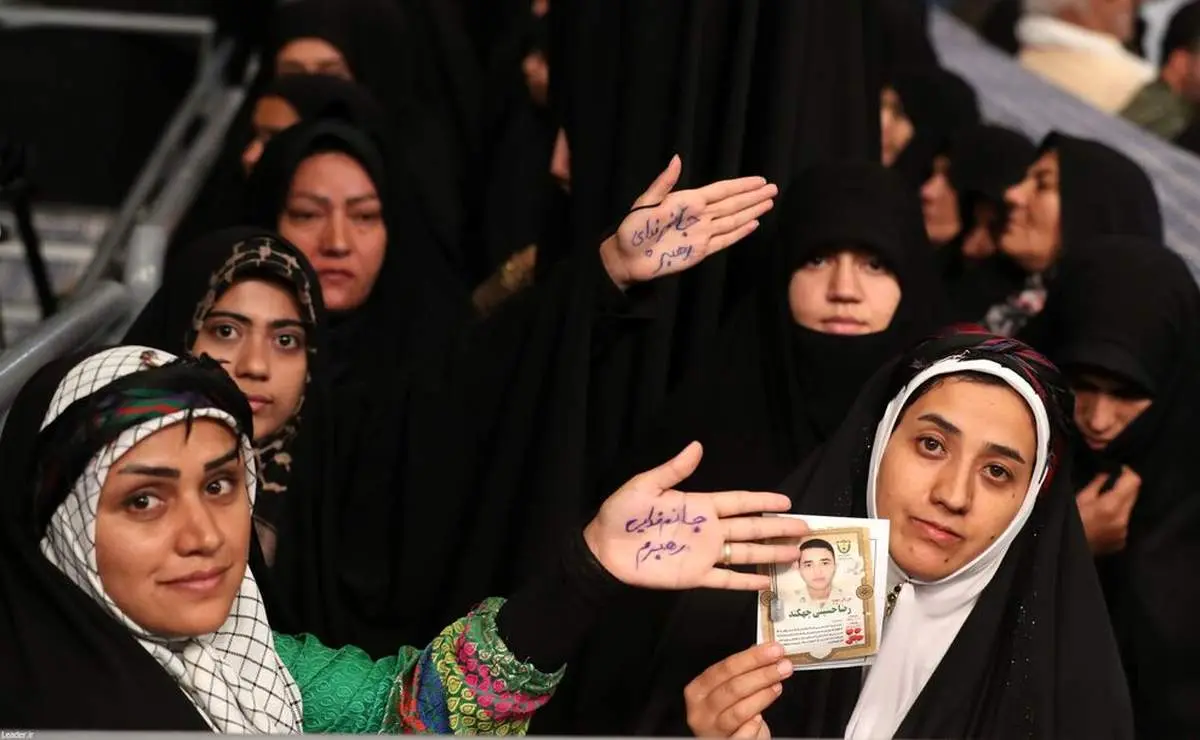 شعار جالب زنان در دیدار رهبری که بر روی کف دست خود نوشته بودند + ببینید