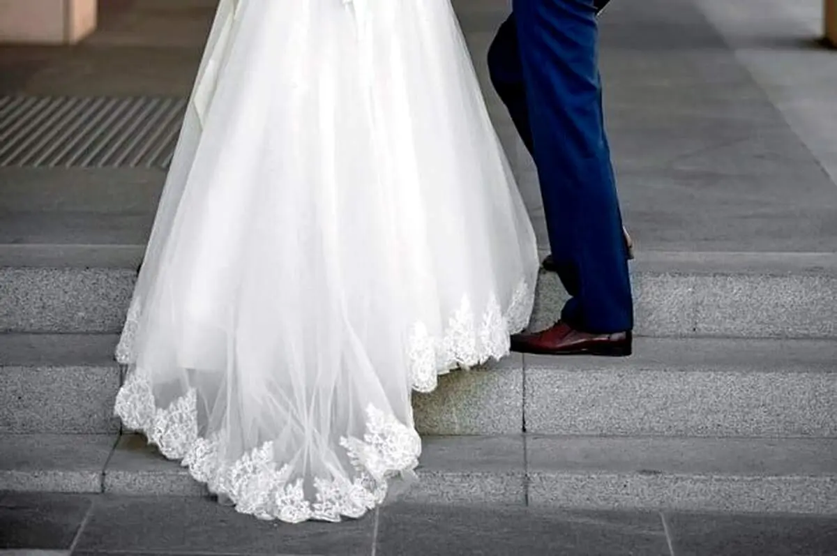 این زن لباس عروسش را 10 سال از تنش در نیاورد! +عکس