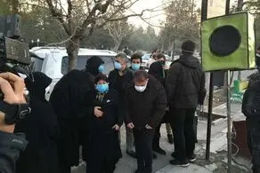 تصاویری تلخ از مادر علی انصاریان در هنگام خاکسپاری فرزندش
