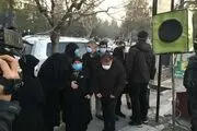 تصاویری تلخ از مادر علی انصاریان در هنگام خاکسپاری فرزندش
