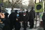 تصاویری تلخ از مادر علی انصاریان در هنگام خاکسپاری فرزندش
