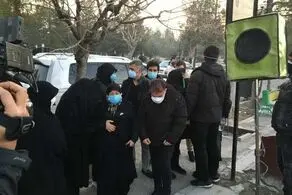 تصاویری تلخ از مادر علی انصاریان در هنگام خاکسپاری فرزندش
