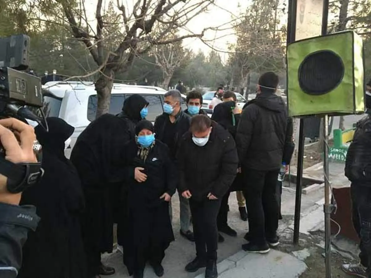 تصاویری تلخ از مادر علی انصاریان در هنگام خاکسپاری فرزندش
