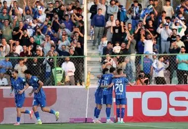 استقلال روی بال خارجیها به صدر رفت