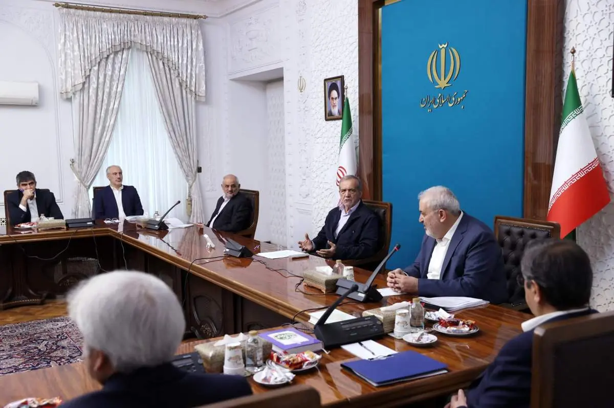 دستور پزشکیان برای تسریع و تسهیل در رفع موانع پیشروی سرمایهگذاران صنعت برق