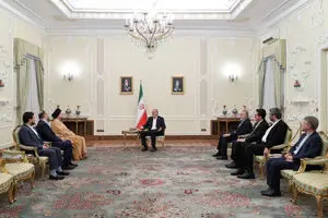 باید نسبت به توطئه‌ها بسیار هوشیار عمل کرد