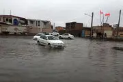 حرکت ضایع دو پسر جوان در سیل!+عکس