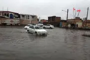 حرکت ضایع دو پسر جوان در سیل!+عکس