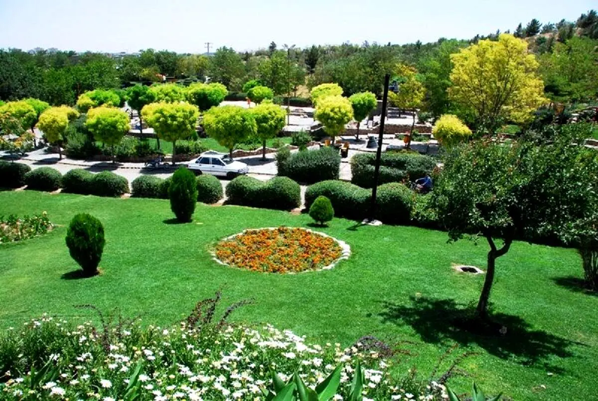 خبر وزیر کشور نقض شد/ بنر جنجالی در یک بوستان در نجف آباد 