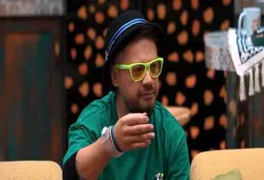 علی صادقی با سبیل هم خندا دار شد!/ فیلم