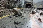 افتادن وحشتناک سنگ بزرگ وسط جاده چالوس+فیلم