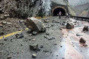 افتادن وحشتناک سنگ بزرگ وسط جاده چالوس+فیلم