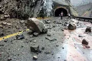افتادن وحشتناک سنگ بزرگ وسط جاده چالوس+فیلم