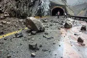 افتادن وحشتناک سنگ بزرگ وسط جاده چالوس+فیلم