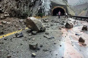 افتادن وحشتناک سنگ بزرگ وسط جاده چالوس+فیلم