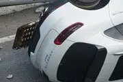  تصویری شوکه کننده از چپ شدن کامیونی که خودروهای پورشه حمل می کرد+عکس

