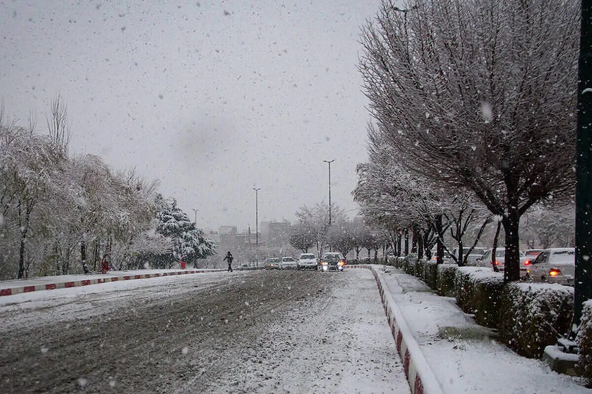 بارش برف شدید و سرما تا پنجشنبه ۲۵ بهمن در این مناطق/کولاک برف در جاده ها
