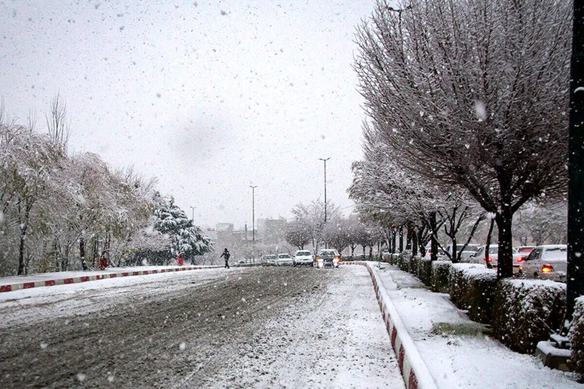 بارش برف شدید و سرما تا پنجشنبه ۲۵ بهمن در این مناطق/کولاک برف در جاده ها