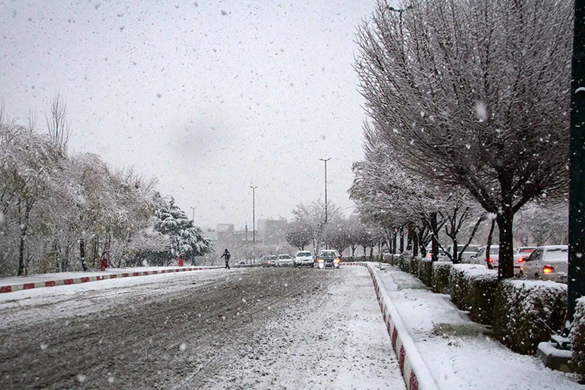 بارش برف شدید و سرما تا پنجشنبه ۲۵ بهمن در این مناطق/کولاک برف در جاده ها