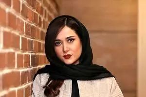 عکسی کمتر دیده شده از چهره بدون آرایش پریناز ایزدیار در اتاق گریم جشنواره کن+ تصویر