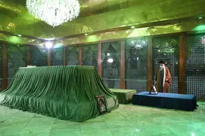 رهبری بر سر مزار آیت الله هاشمی/ ببینید 