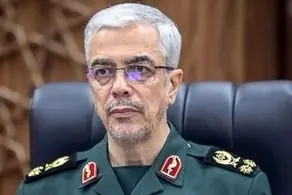 فرمانده ارشد سپاه با کت و شلوار در حال رای دادن + عکس