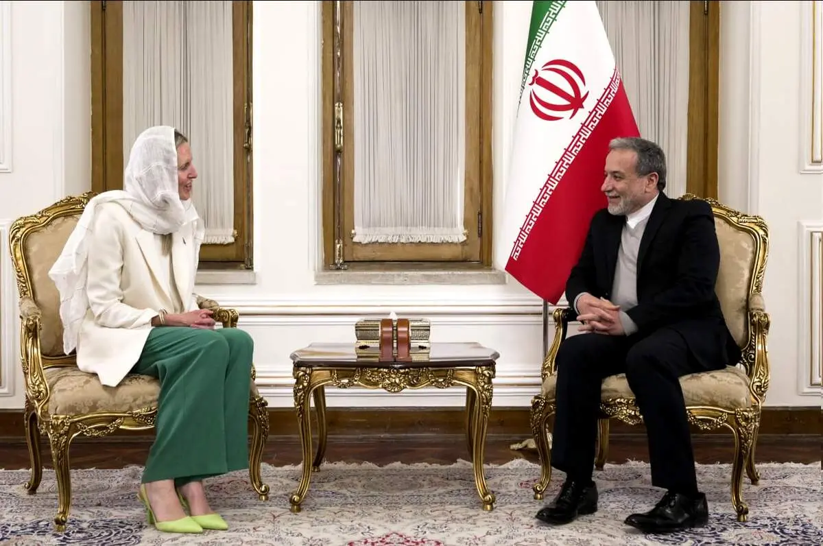 تسلیم رونوشت استوارنامه‌های سفرای جدید ویتنام و نیوزیلند به عراقچی 