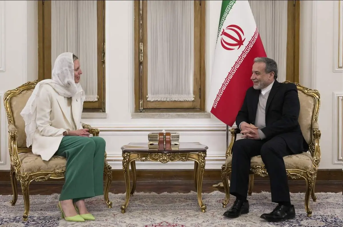 تسلیم رونوشت استوارنامه‌های سفرای جدید ویتنام و نیوزیلند به عراقچی 