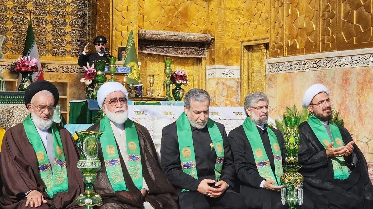 برگزاری آیین سنتی تعویض پرچم گنبد بارگاه امام رضا (ع) با حضور عراقچی 