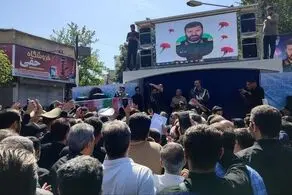 لحظه دفن پیکر سرتیم حفاظت ابراهیم رئیسی/ فیلم