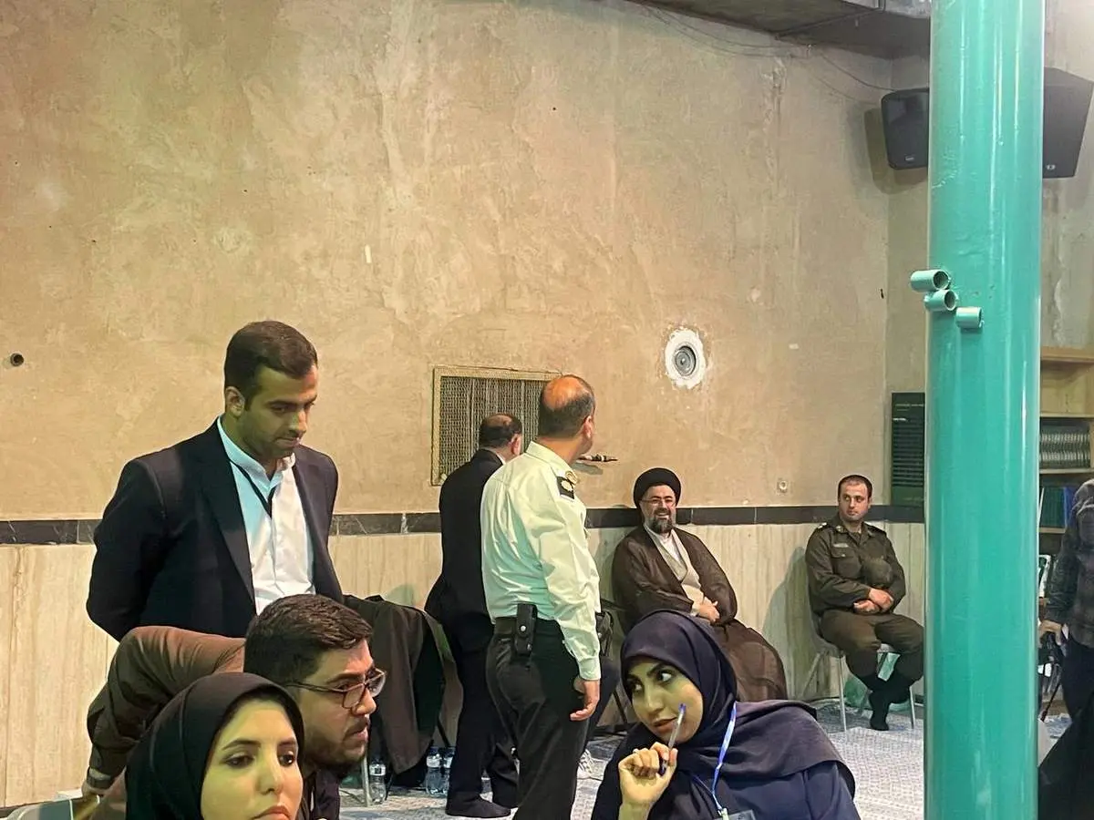 سید یاسر خمینی در حسینیه جماران رای داد