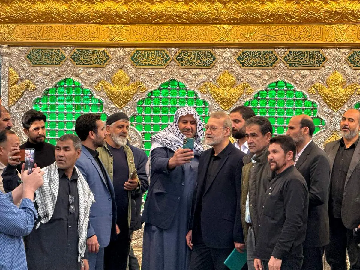 سلفی جالب مردم با علی لاریجانی در دمشق 