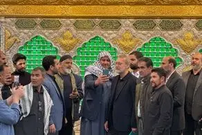 سلفی جالب مردم با علی لاریجانی در دمشق 