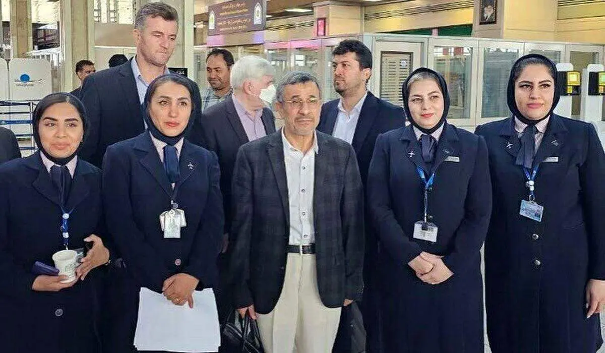 سلفی احمدی نژاد با زنان + ببینید