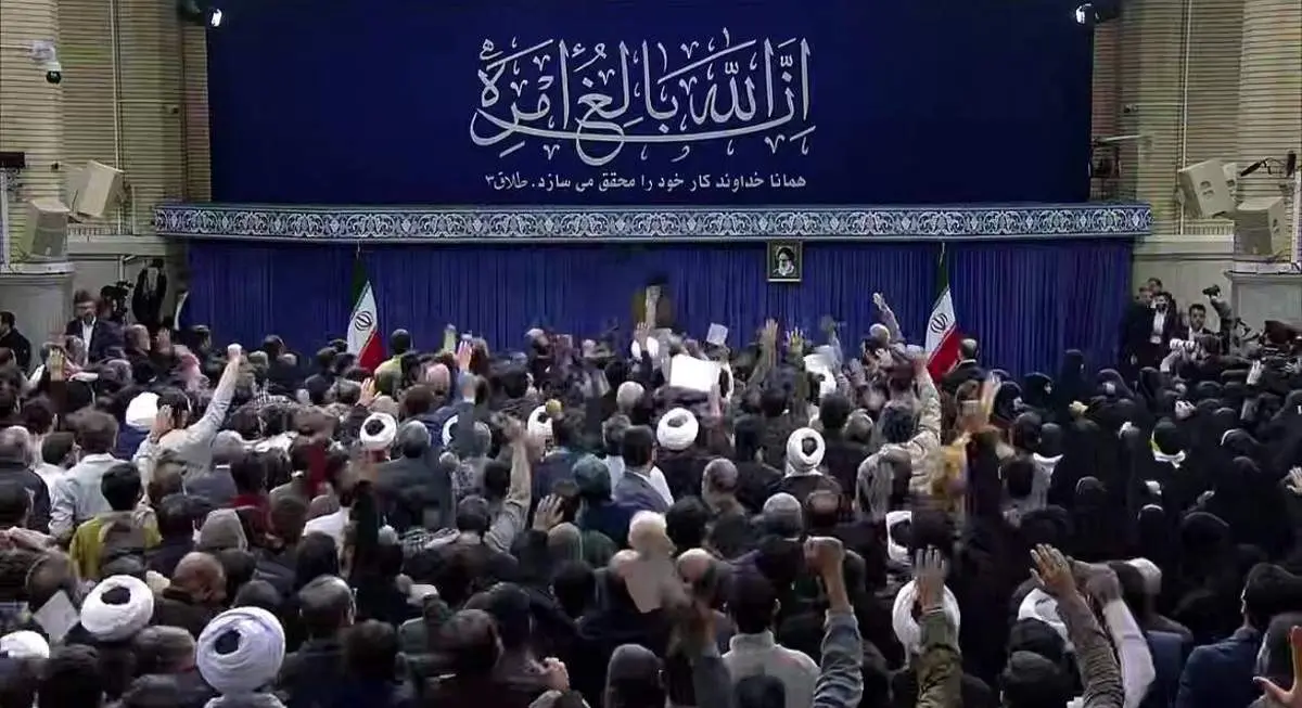 آیه معنادار نصب شده در دیدار امروز رهبری + ببینید