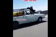 حرکت وحشتناک یک زن روی کاپوت پیکان وانت در اتوبان