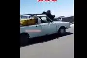 حرکت وحشتناک یک زن روی کاپوت پیکان وانت در اتوبان