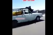حرکت وحشتناک یک زن روی کاپوت پیکان وانت در اتوبان