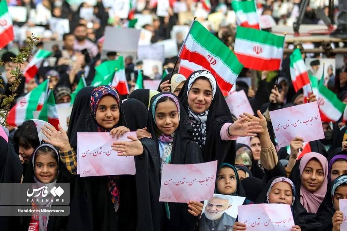 تصاویری از تجمع دختران در اصفهان+دست نوشته