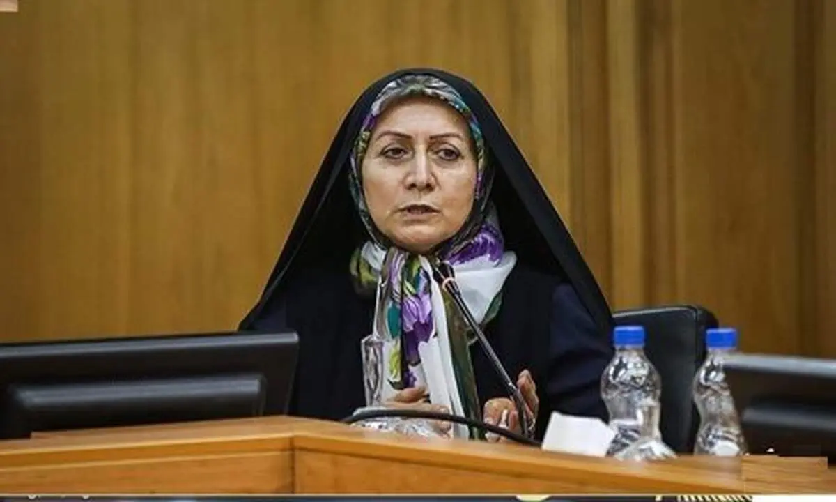 برخی خانم‌ها بعد از پایان کار اداری چادر خود را جمع می‌کنند