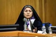 برخی خانم‌ها بعد از پایان کار اداری چادر خود را جمع می‌کنند