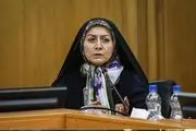 برخی خانم‌ها بعد از پایان کار اداری چادر خود را جمع می‌کنند