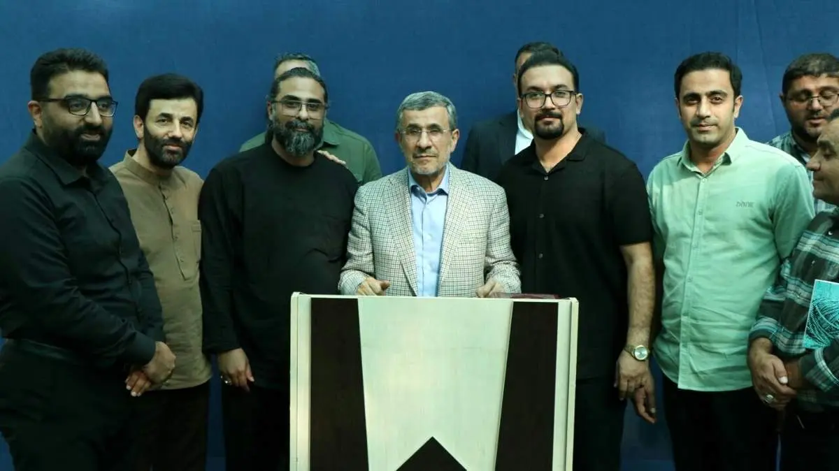 محمود احمدینژاد با تیپ دامادی!/ تصاویر
