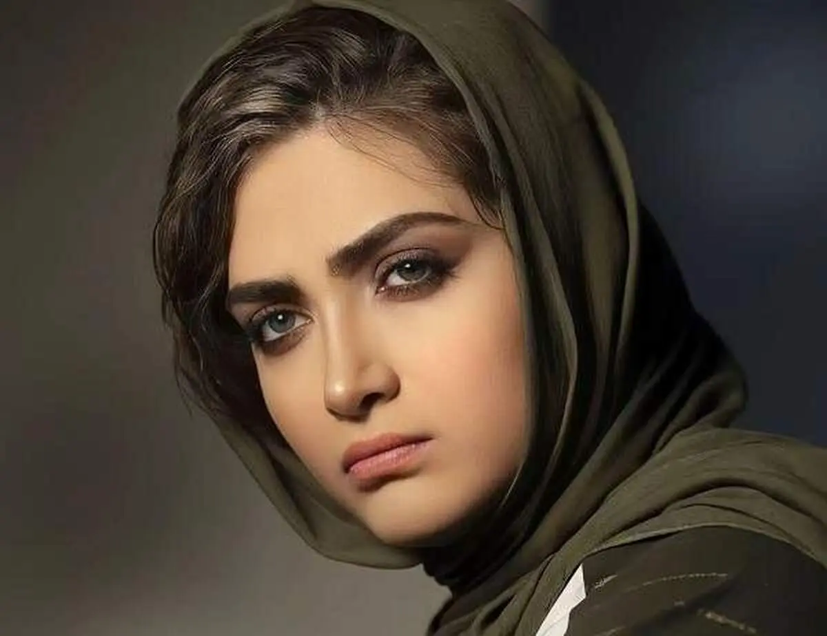 الناز ملک با استایل بچه گانه در اکران زخم کاری!/ عکس