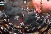 پرتاب مواد دودزا و اشک‌آور در پارلمان جنجال آفرین شد 