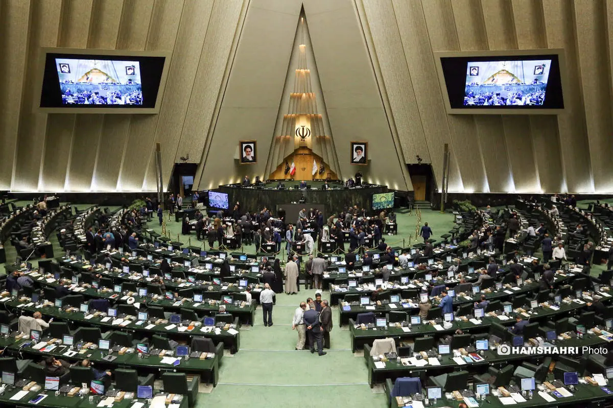 فریاد مرگ بر آمریکا و مرگ اسرائیل در صحن مجلس طنینانداز شد
